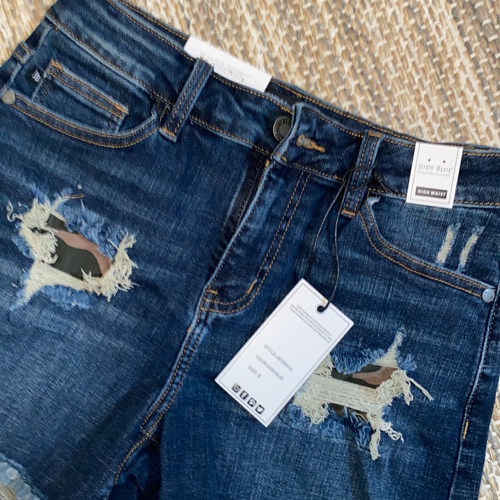Judy Blue High Waist Distressed Camo Patch Jean Shorts. Size Small - Picture 2 of 5